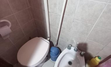 Casa   2 dptos a metros de Av. Tucuman.