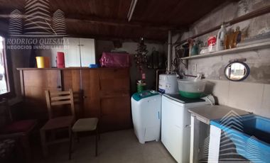 Casa   2 dptos a metros de Av. Tucuman.