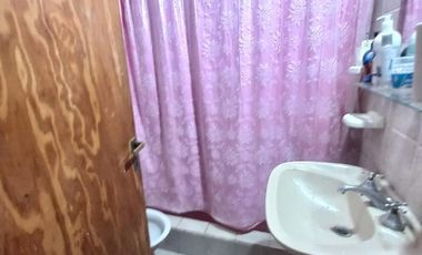 Casa   2 dptos a metros de Av. Tucuman.