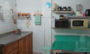 Casa   2 dptos a metros de Av. Tucuman.