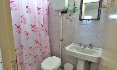 Casa   2 dptos a metros de Av. Tucuman.