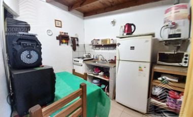 Casa   2 dptos a metros de Av. Tucuman.