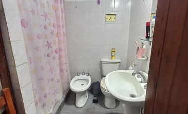 Casa   2 dptos a metros de Av. Tucuman.