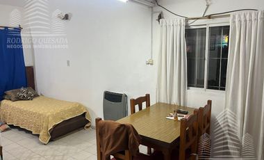 Casa   2 dptos a metros de Av. Tucuman.