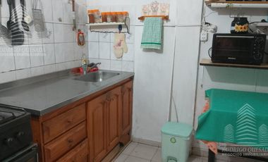 Casa   2 dptos a metros de Av. Tucuman.