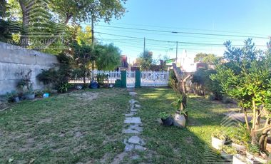 Casa   2 dptos a metros de Av. Tucuman.