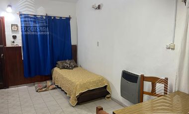 Casa   2 dptos a metros de Av. Tucuman.