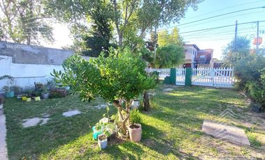 Casa   2 dptos a metros de Av. Tucuman.