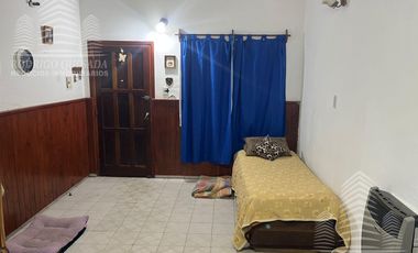 Casa   2 dptos a metros de Av. Tucuman.