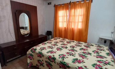 Casa   2 dptos a metros de Av. Tucuman.