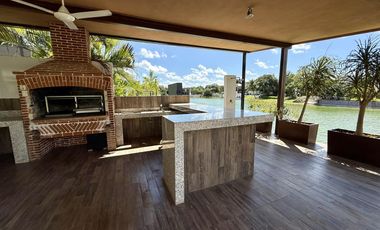 Casa en Venta con vista al lago en Lagos del Sol Cancun
