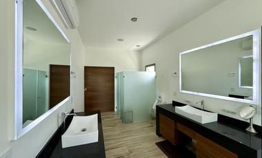 Casa en Venta con vista al lago en Lagos del Sol Cancun