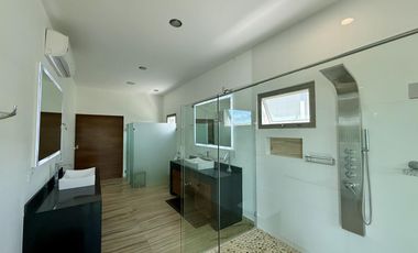 Casa en Venta con vista al lago en Lagos del Sol Cancun