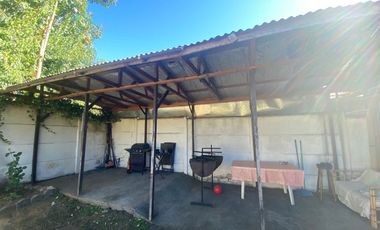 AMPLIO TERRENO Y CÓMODA PROPIEDAD EN VENTA