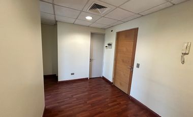 EXCELENTE OFICINA CON AMPLIOS ESPACIOS