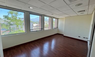 EXCELENTE OFICINA CON AMPLIOS ESPACIOS