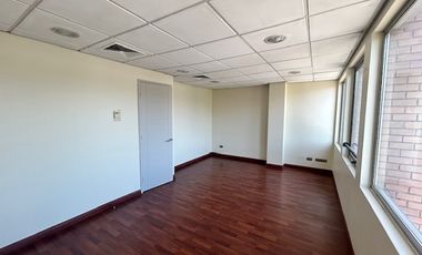 EXCELENTE OFICINA CON AMPLIOS ESPACIOS