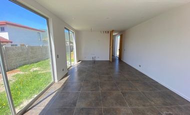 Amplia casa nueva en condominio