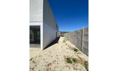 Amplia casa nueva en condominio