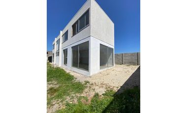 Amplia casa nueva en condominio