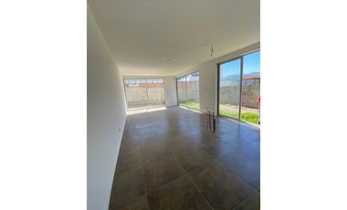 Amplia casa nueva en condominio