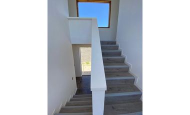 Amplia casa nueva en condominio