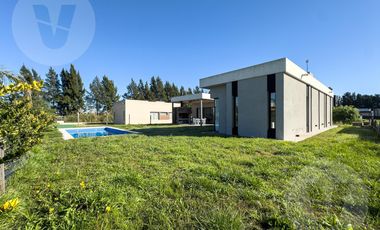 Casa en venta con renta - Barrio Santa Ines, Canning