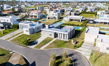 Casa en venta con renta - Barrio Santa Ines, Canning