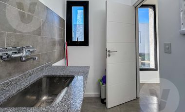 Casa en venta con renta - Barrio Santa Ines, Canning