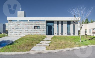 Casa en venta con renta - Barrio Santa Ines, Canning