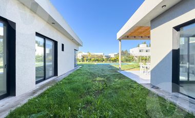 Casa en venta con renta - Barrio Santa Ines, Canning