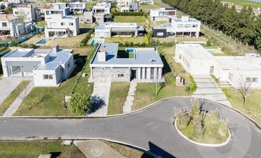 Casa en venta con renta - Barrio Santa Ines, Canning