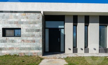 Casa en venta con renta - Barrio Santa Ines, Canning