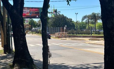 Local y oficinas en excelente zona. Martínez.