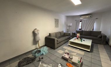 Local y oficinas en excelente zona. Martínez.