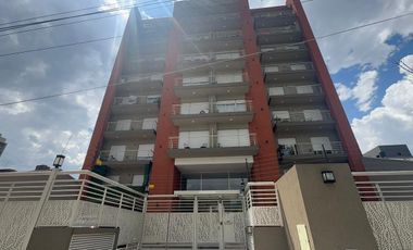 Amplio monoambiente con balcón en Moron Sur