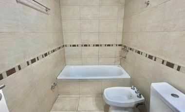 Amplio monoambiente con balcón en Moron Sur