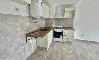 Amplio monoambiente con balcón en Moron Sur