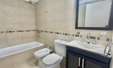 Amplio monoambiente con balcón en Moron Sur