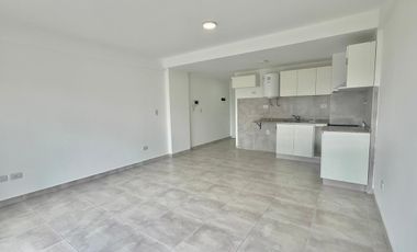 Amplio monoambiente con balcón en Moron Sur