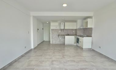 Amplio monoambiente con balcón en Moron Sur