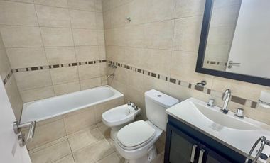 Amplio monoambiente con balcón en Moron Sur