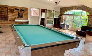 Casa con alberca, squash y gran jardín en Burgos | $9,000,000