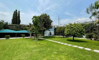 Casa con alberca, squash y gran jardín en Burgos | $9,000,000