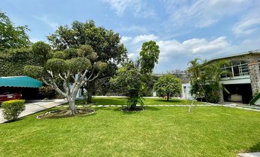 Casa con alberca, squash y gran jardín en Burgos | $9,000,000