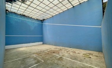 Casa con alberca, squash y gran jardín en Burgos | $9,000,000