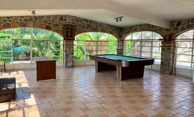 Casa con alberca, squash y gran jardín en Burgos | $9,000,000