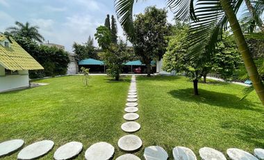 Casa con alberca, squash y gran jardín en Burgos | $9,000,000