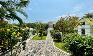 Casa con alberca, squash y gran jardín en Burgos | $9,000,000