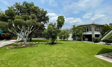 Casa con alberca, squash y gran jardín en Burgos | $9,000,000